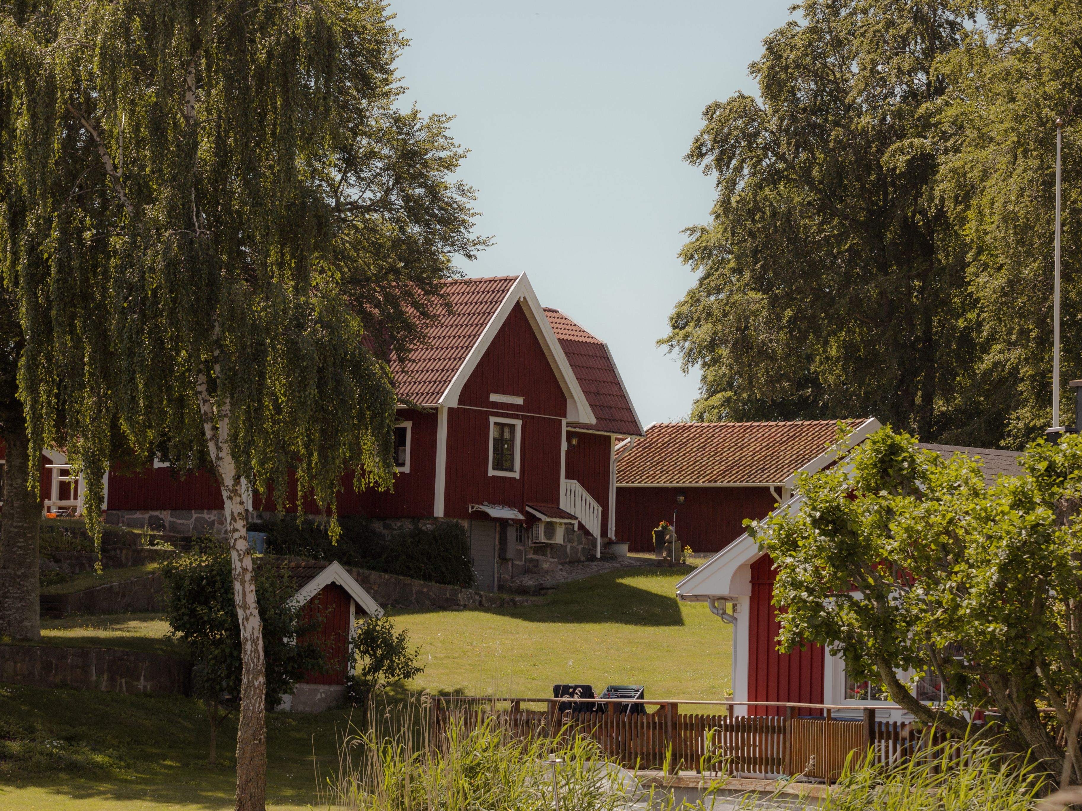 röd fasad på hus